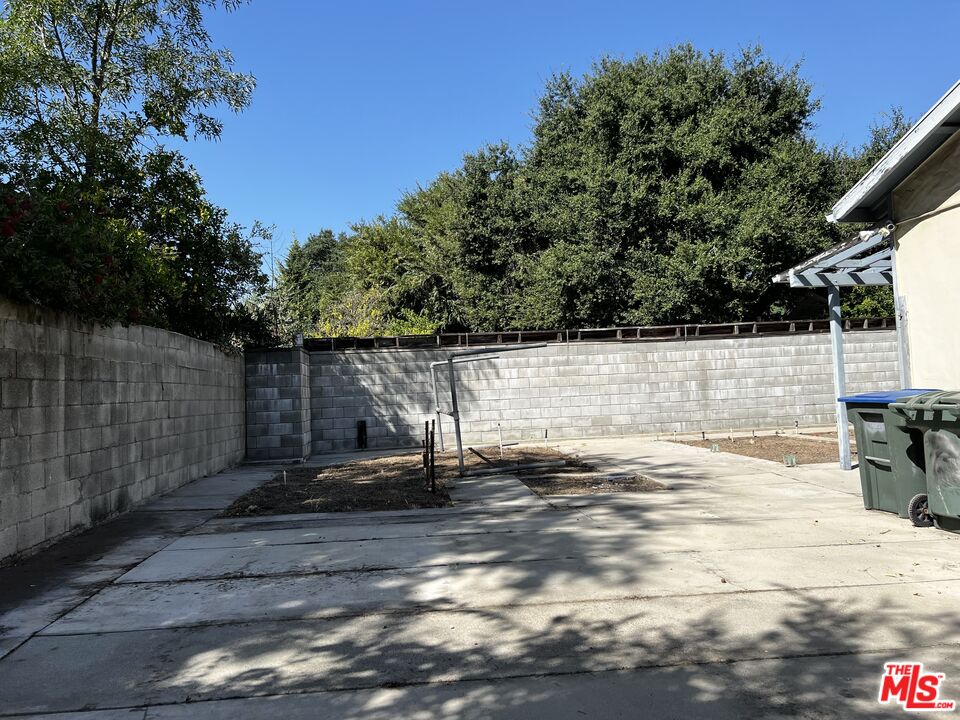 1151 Forest Avenue Pasadena, CA 91103 - Photo 15 of 15 a backyard of a house with lots of green space