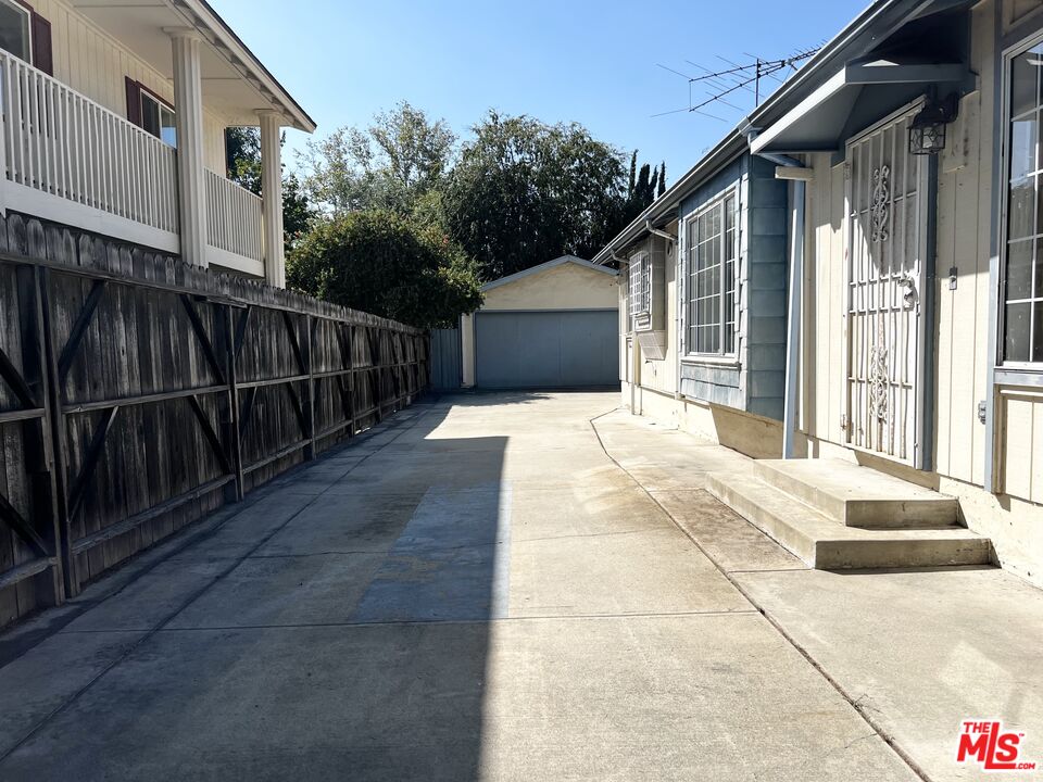 1151 Forest Avenue Pasadena, CA 91103 - Photo 3 of 15 a backyard of a house