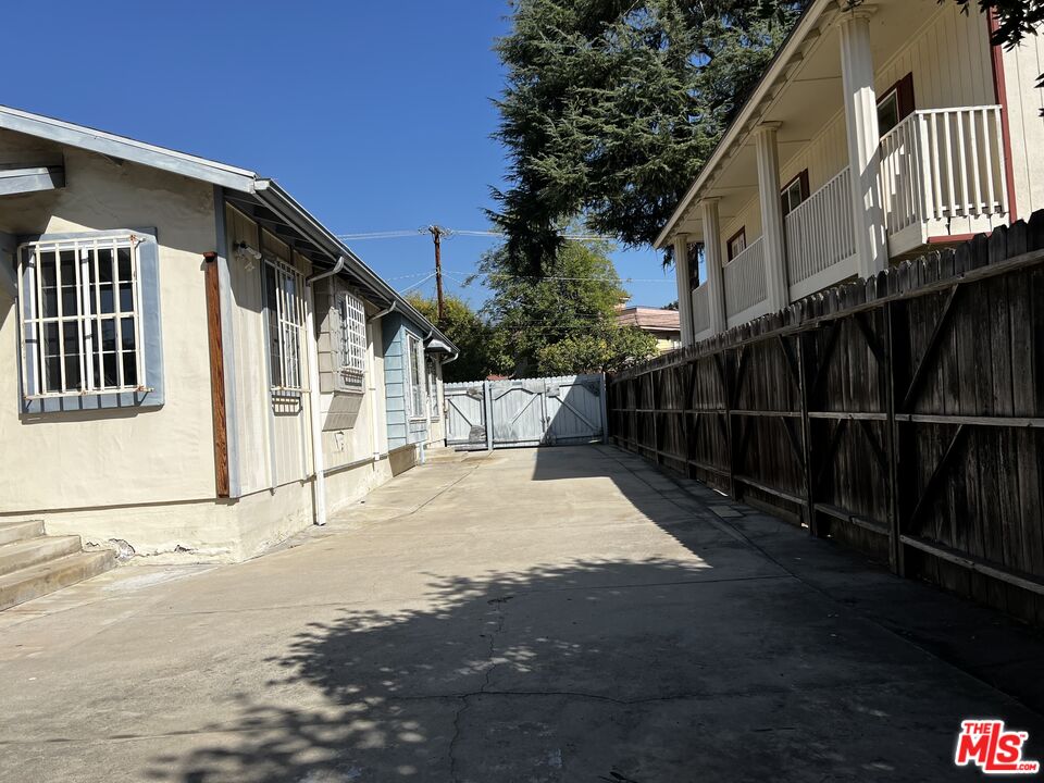 1151 Forest Avenue Pasadena, CA 91103 - Photo 4 of 15 a backyard of a house with lots of green space