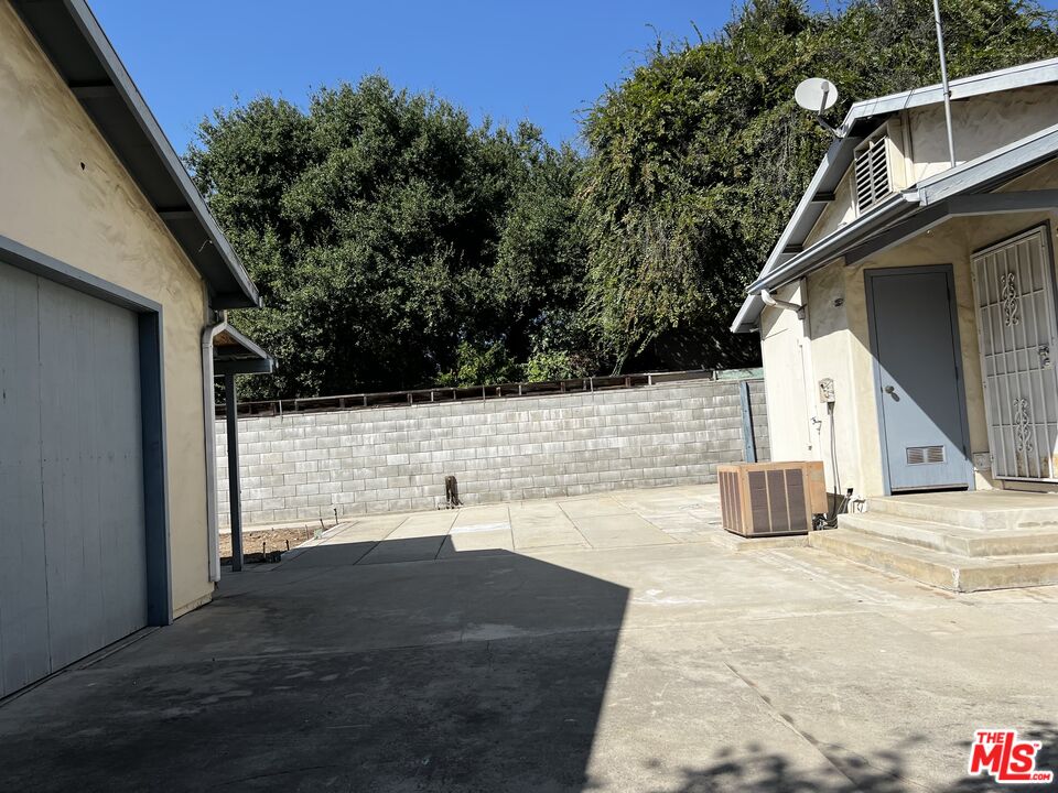 1151 Forest Avenue Pasadena, CA 91103 - Photo 9 of 15 a view of a back yard of the house