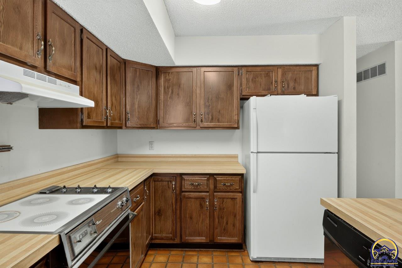 5701 Southwest Arrowhead Court Topeka, KS 66614 - Photo 19 of 36
