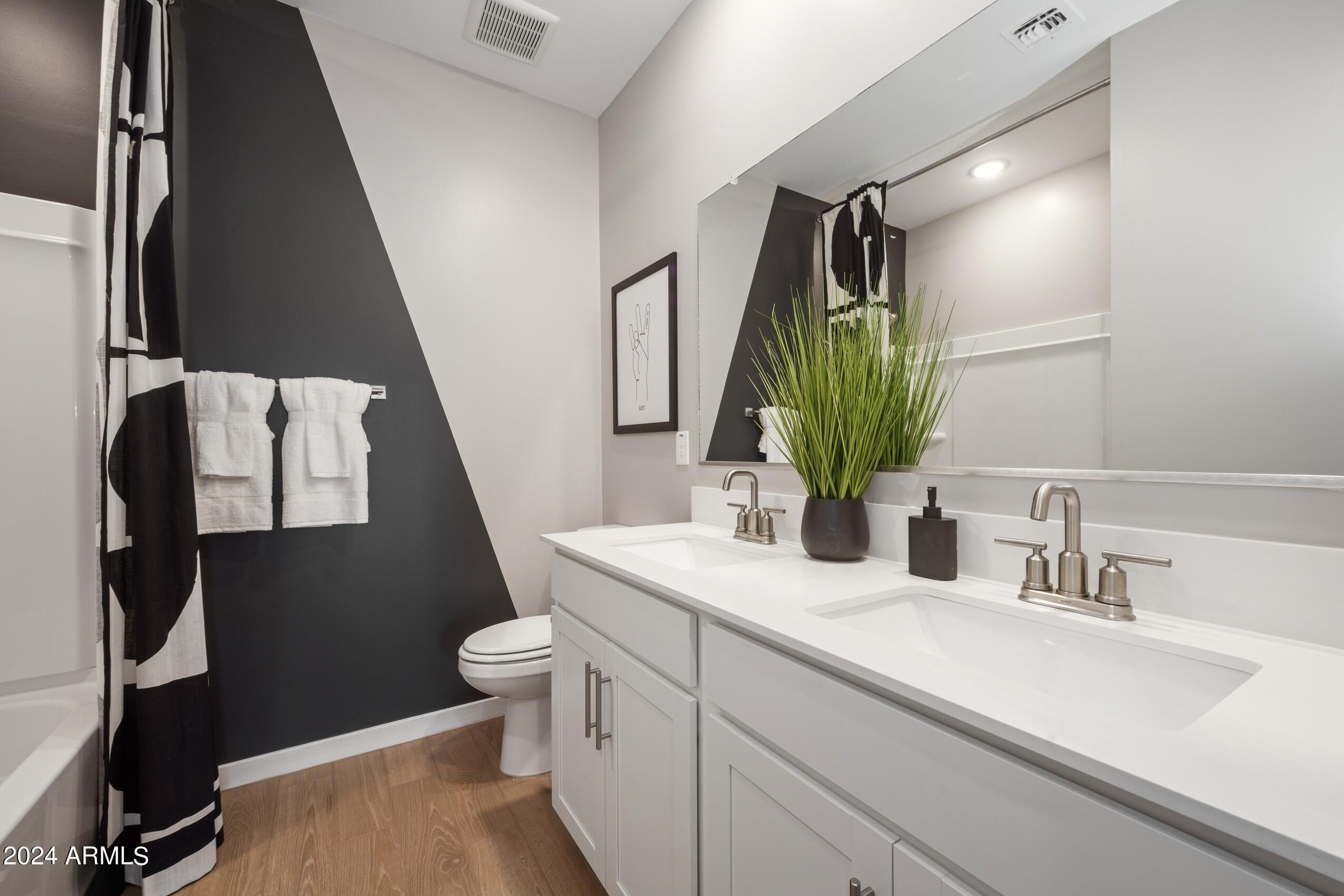 2836 West Red Fox Road Phoenix, AZ 85085 - Photo 19 of 21 144971_17 North_Vela_Hall Bath