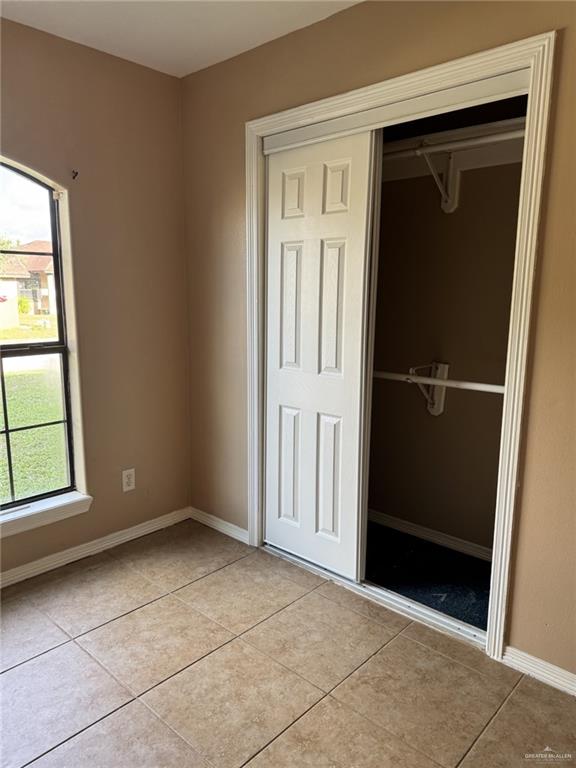 378 Ruby Red Lane Brownsville, TX 78521 - Photo 5 of 6 an empty room with windows and closet