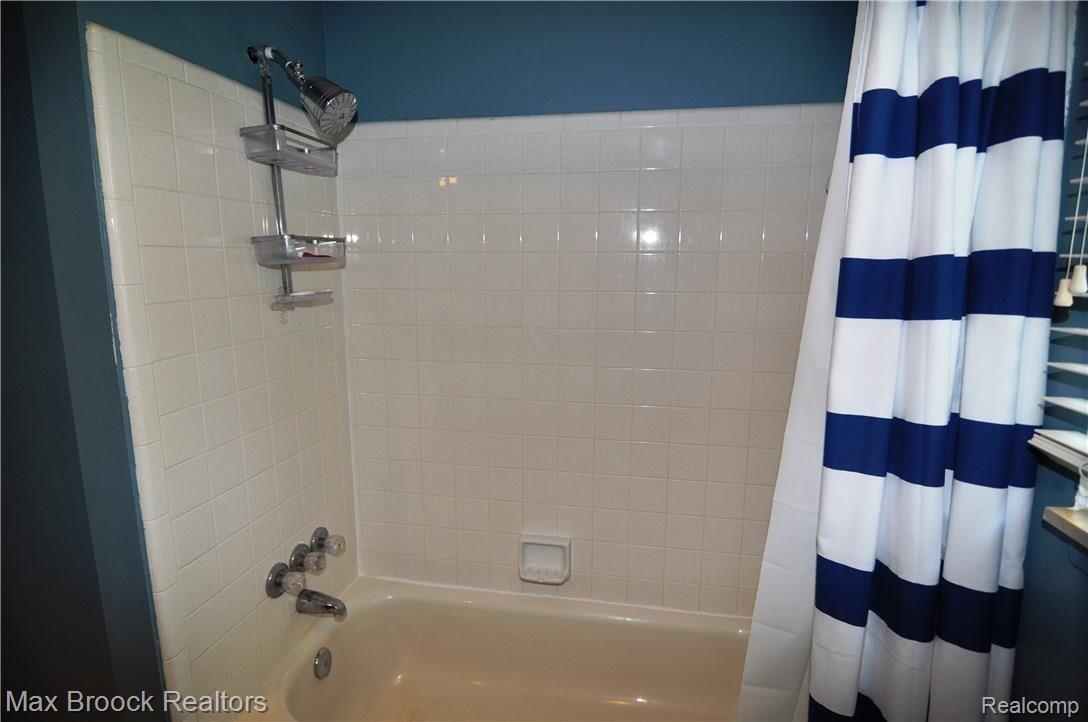 68 Foxboro Drive Rochester, MI 48309 - Photo 24 of 35 DSC_0182.JPG