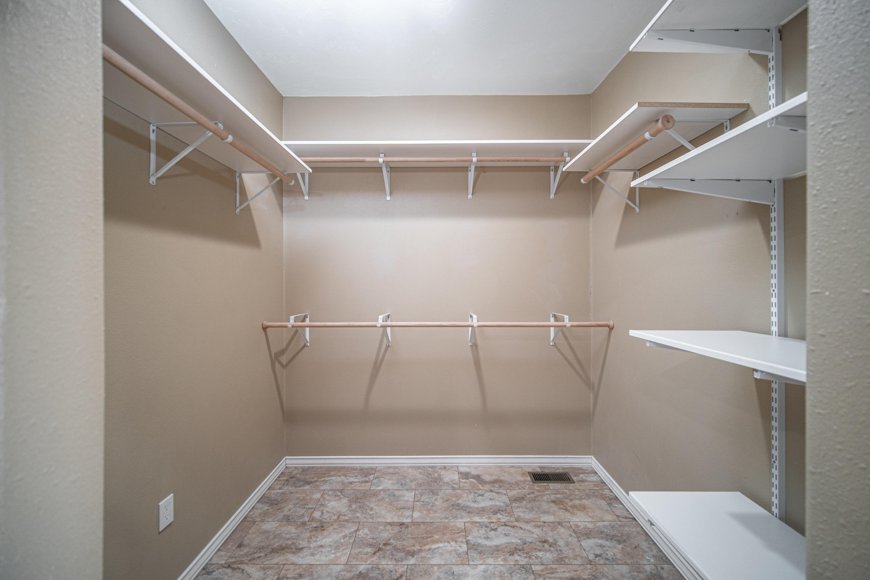 62089 Torkelson Road Bend, OR 97701 - Photo 19 of 33 Master Closet