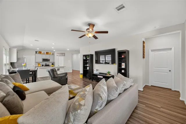 $2,000 | 15950 Boom Drive, Crosby, TX 77532