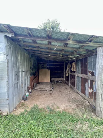 a view of an outdoor space