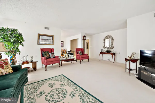 $335,000 | 180 Buckingham Drive, Southampton, NJ 08088