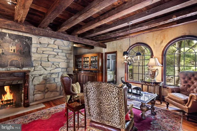 a view of livingroom with furniture