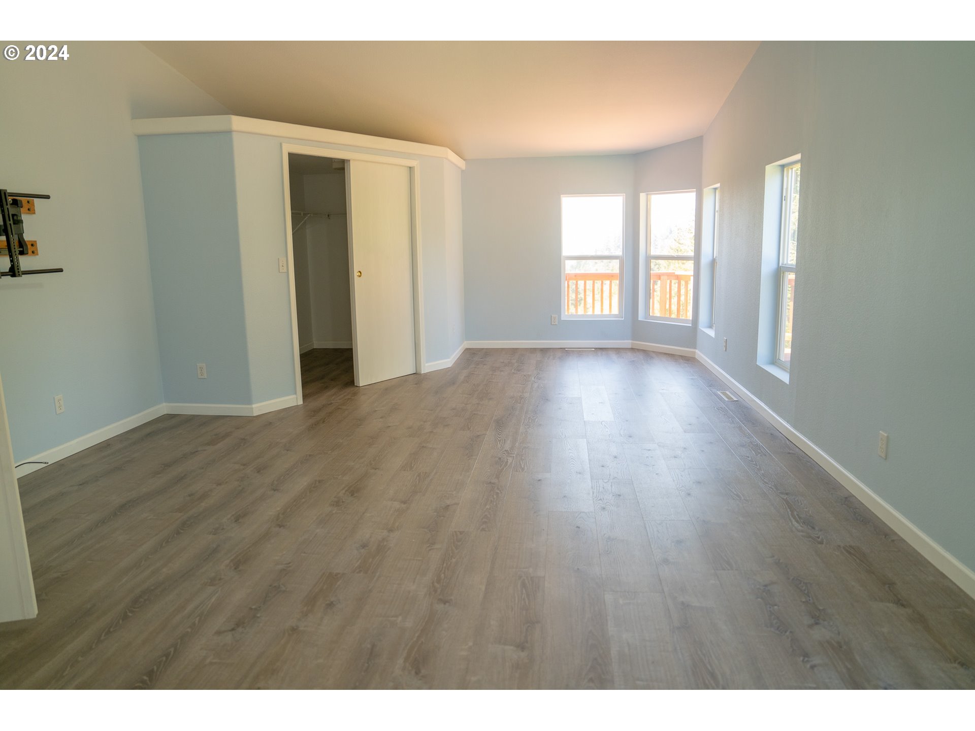 27286 Eighty Acres Road Gold Beach, OR 97444 - Photo 43 of 46 a view of empty room with wooden floor and fan