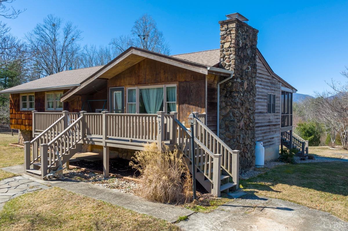 5687 Elon Road Monroe, VA 24574 - Photo 3 of 60 a front view of a house with a yard