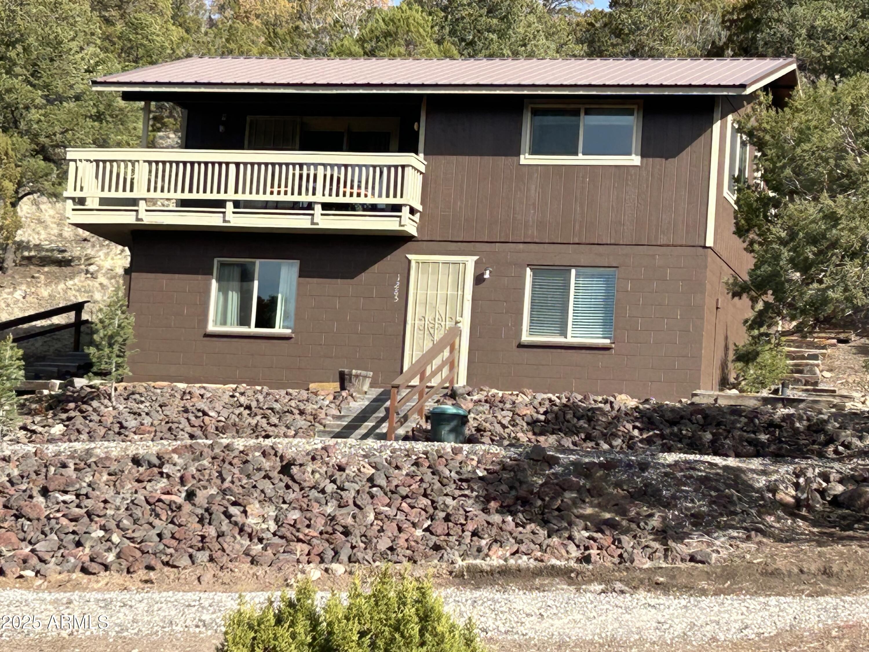 1285 Spruce Street Eagar, AZ 85925 - Photo 3 of 17 a front view of a house with a garden