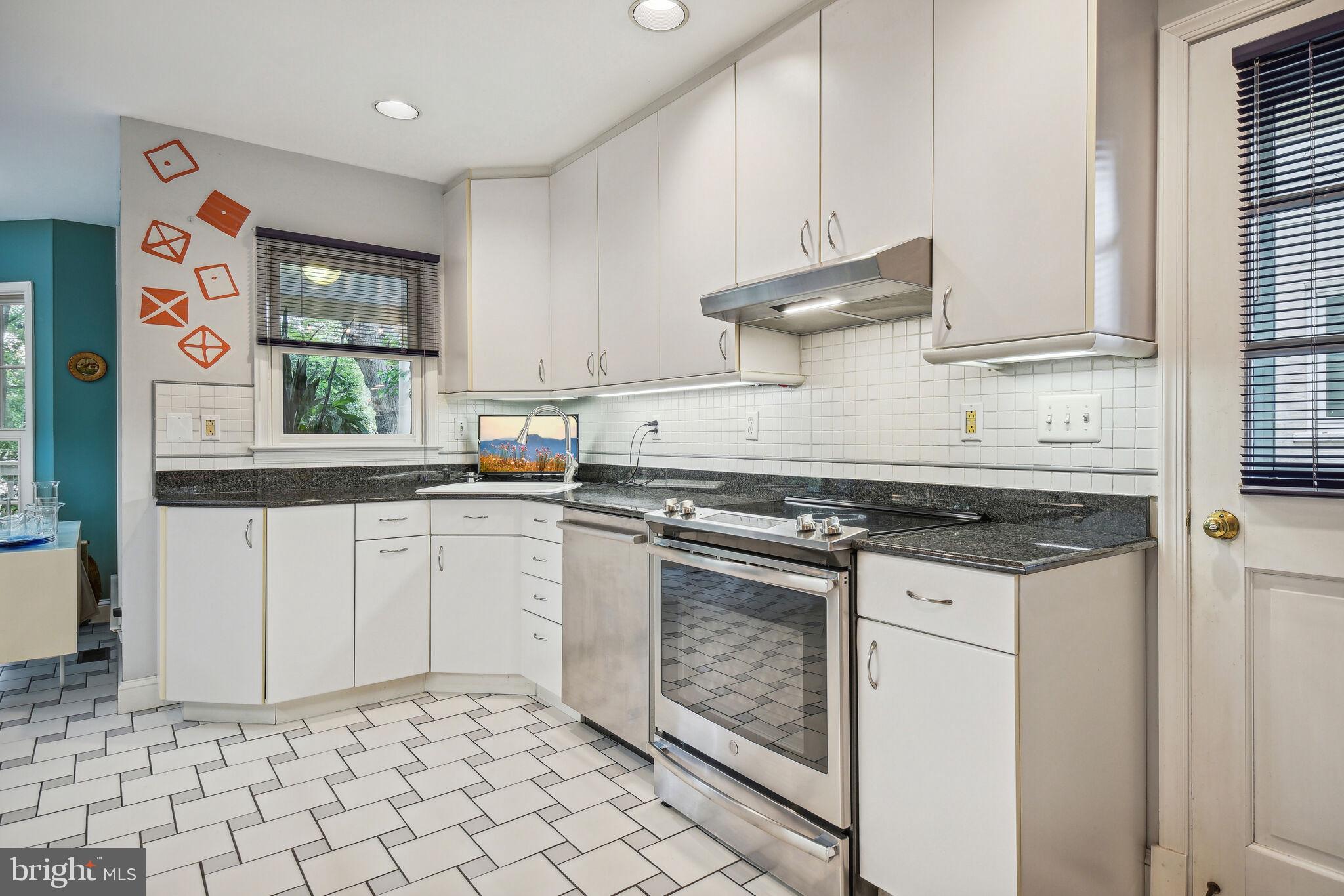 5423 Harwood Road Bethesda, MD 20814 - Photo 13 of 43 Kitchen