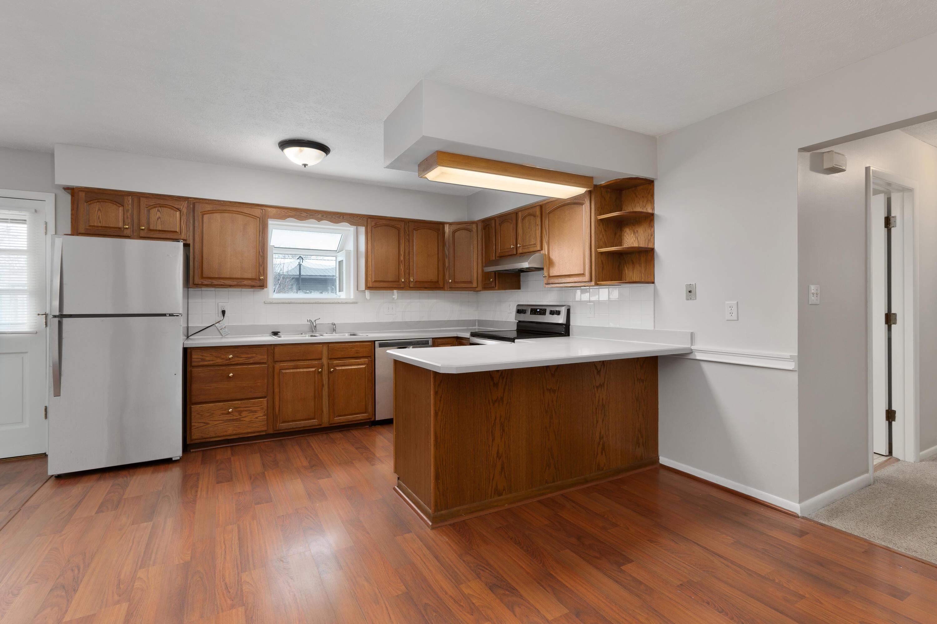 286 Broken Arrow Road Columbus, OH 43230 - Photo 12 of 30 Kitchen with Breakfast Bar