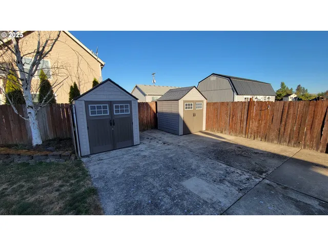 $422,900 | 881 Arrow Leaf Place, Harrisburg, OR 97446