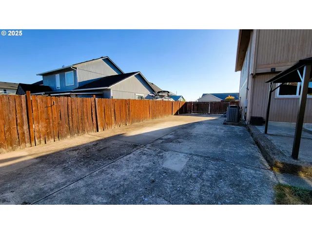 $422,900 | 881 Arrow Leaf Place, Harrisburg, OR 97446