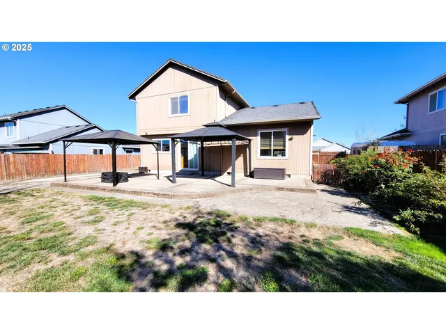 $422,900 | 881 Arrow Leaf Place, Harrisburg, OR 97446