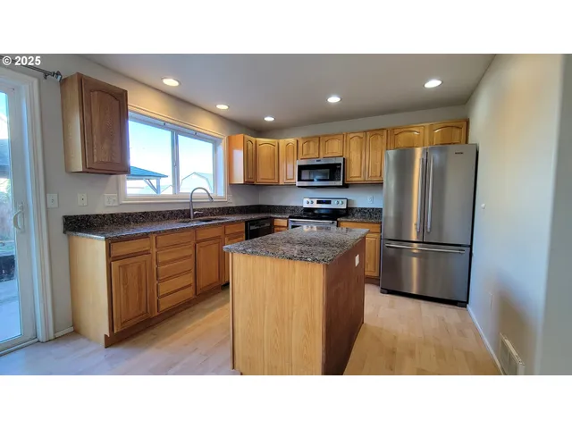 $422,900 | 881 Arrow Leaf Place, Harrisburg, OR 97446