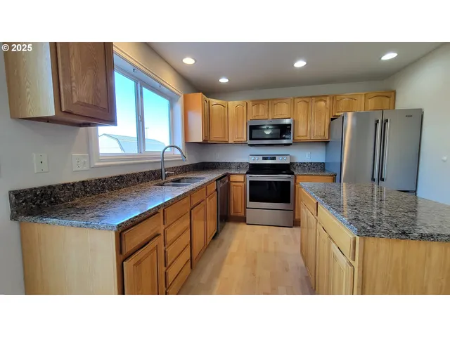 $422,900 | 881 Arrow Leaf Place, Harrisburg, OR 97446