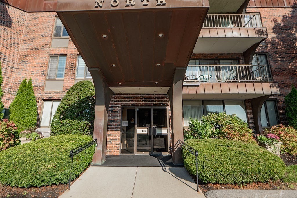 1006 Paradise Road, Unit PHO Swampscott, MA 01907 - Photo 19 of 27 front view of a house with a garden