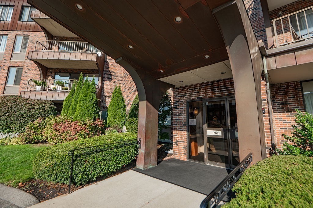 1006 Paradise Road, Unit PHO Swampscott, MA 01907 - Photo 20 of 27 a view of a interior of the house