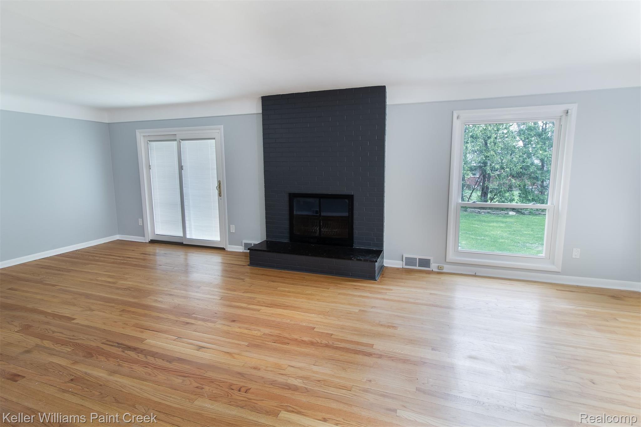 28400 Westerleigh Road Farmington, MI 48334 - Photo 6 of 37 WesterleighRd_28400_Living_01.jpg