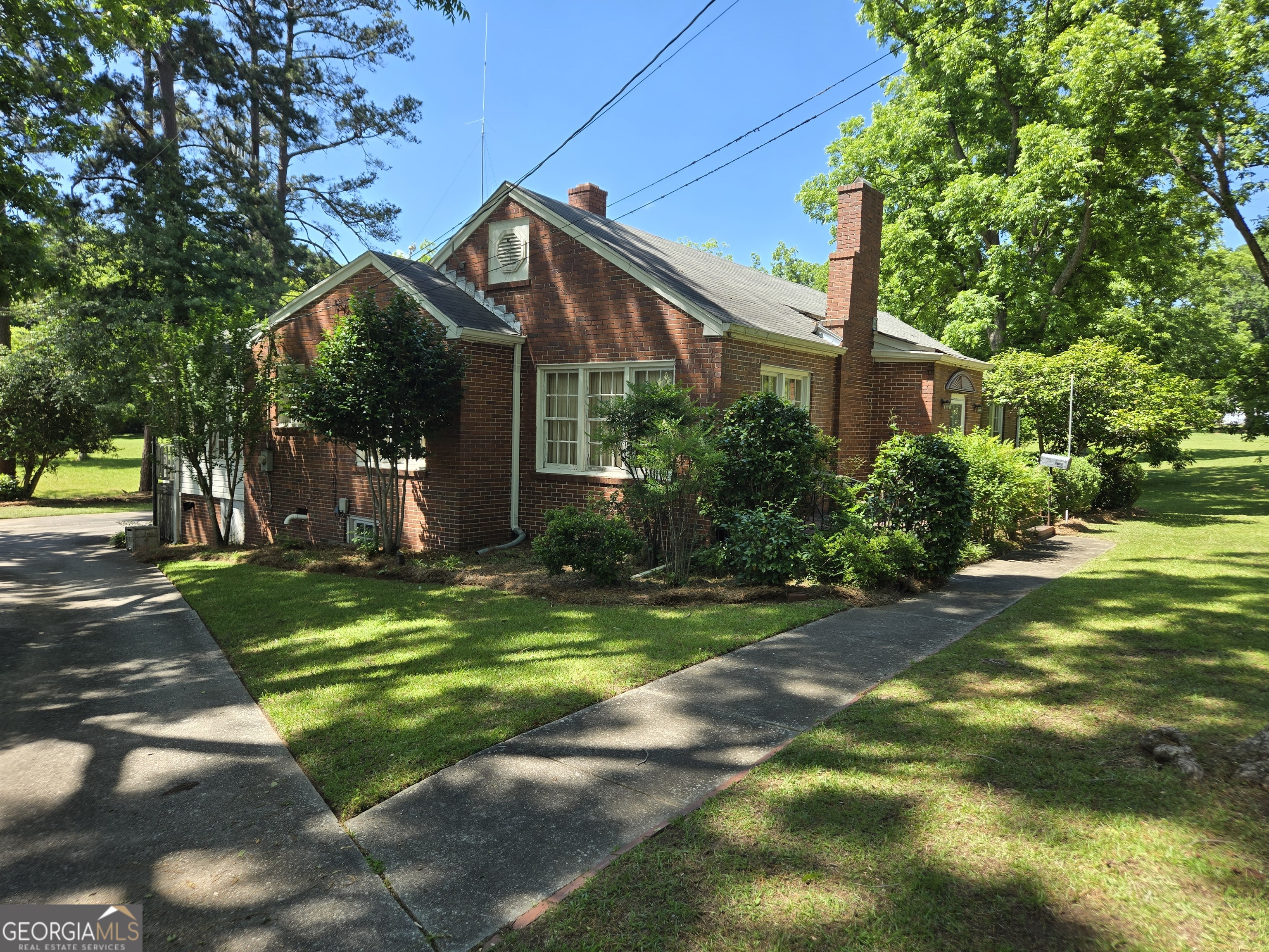909 Thomaston Street Barnesville, GA 30204 - Photo 3 of 22