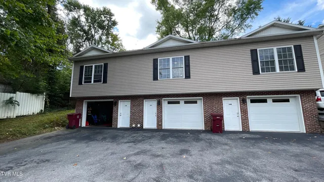 $2,300 | 169 East Grande Avenue, Unit 101, Johnson City, TN 37601