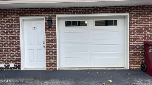 $2,300 | 169 East Grande Avenue, Unit 101, Johnson City, TN 37601