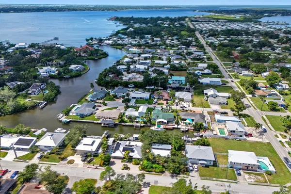$995,000 | 903 20th Avenue West, Palmetto, FL 34221