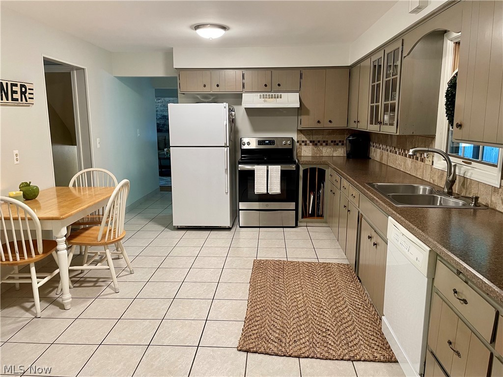1038 Professor Road Cleveland, OH 44124 - Photo 8 of 22