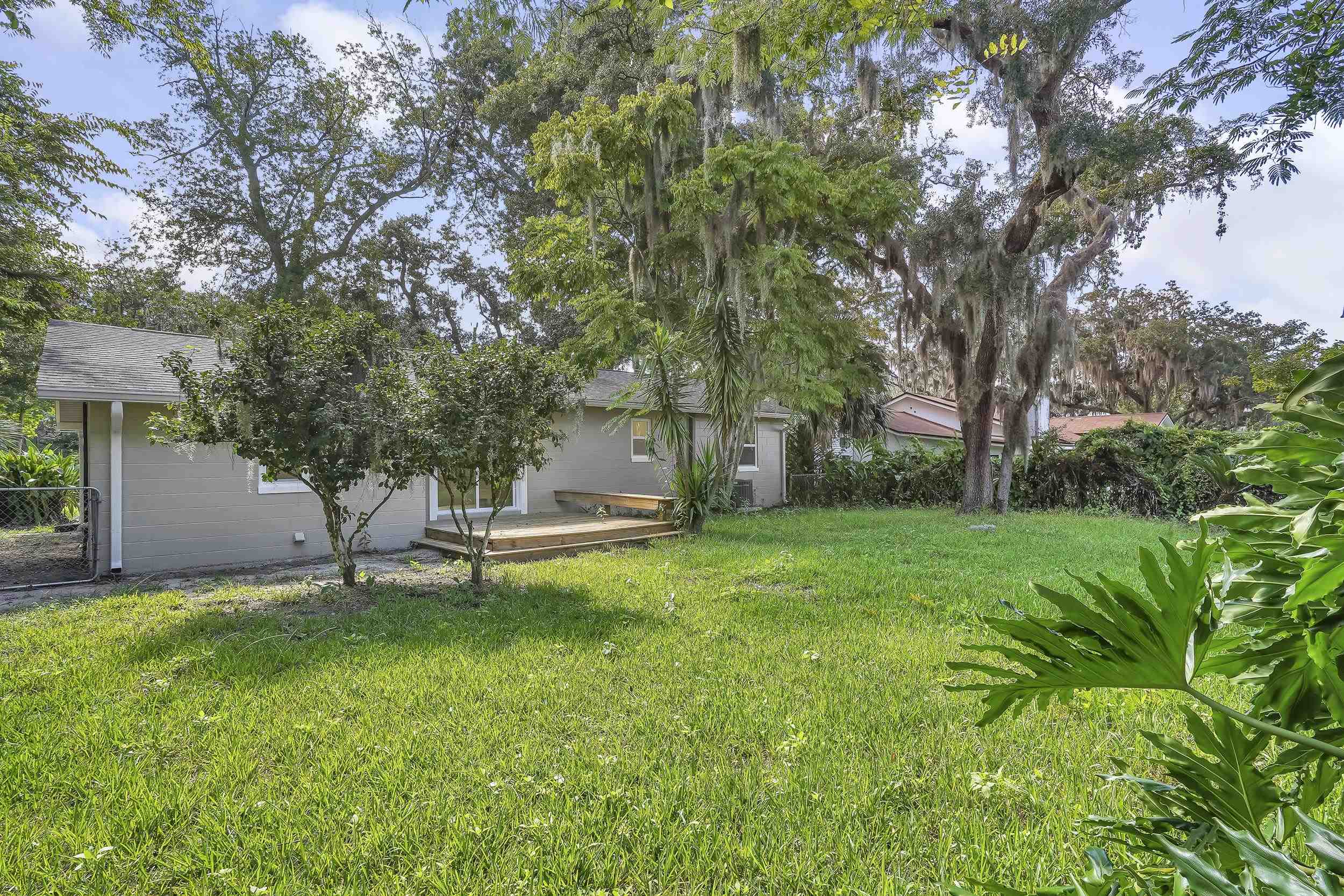 13 Oak Street St. Augustine, FL 32084 - Photo 39 of 39 a garden with trees in front of it