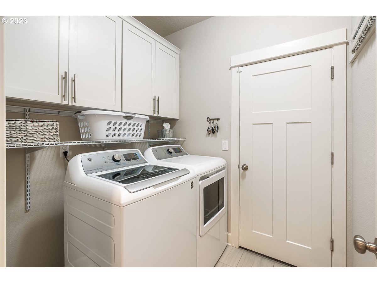 1819 South 50th Place Ridgefield, WA 98642 - Photo 32 of 48 a utility room with washer and dryer