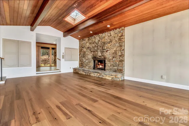 a view of livingroom with furniture