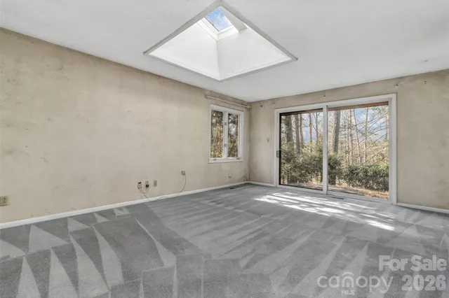 a view of a big room with closet and windows