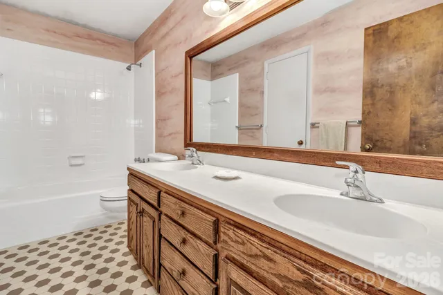 a view of empty room with window