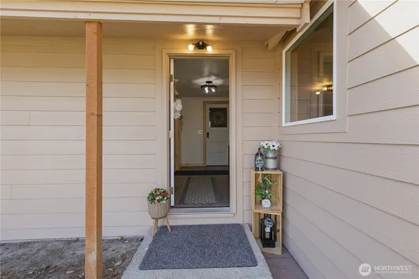 a view of entrance door of the house