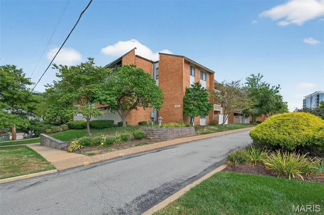$182,900 | 950 East Rue De La Banque, Unit 202, Creve Coeur, MO 63141