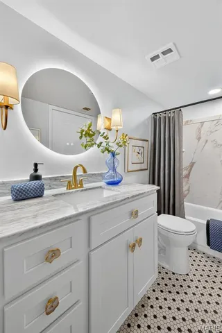 $179,900 | 950 East Rue De La Banque, Unit 202, Creve Coeur, MO 63141