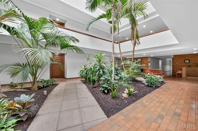 $182,900 | 950 East Rue De La Banque, Unit 202, Creve Coeur, MO 63141