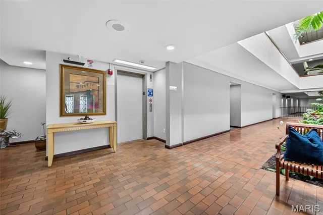 $182,900 | 950 East Rue De La Banque, Unit 202, Creve Coeur, MO 63141