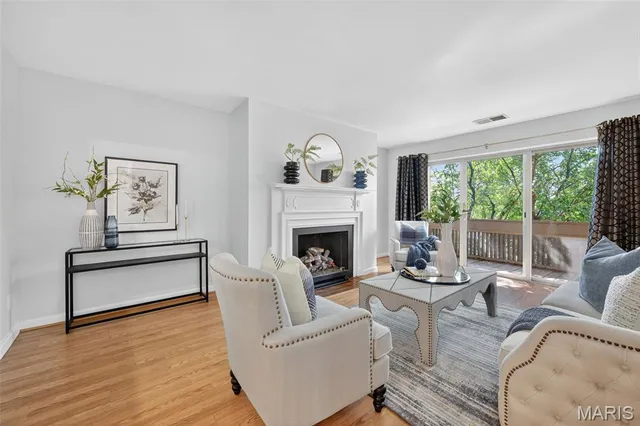 $179,900 | 950 East Rue De La Banque, Unit 202, Creve Coeur, MO 63141