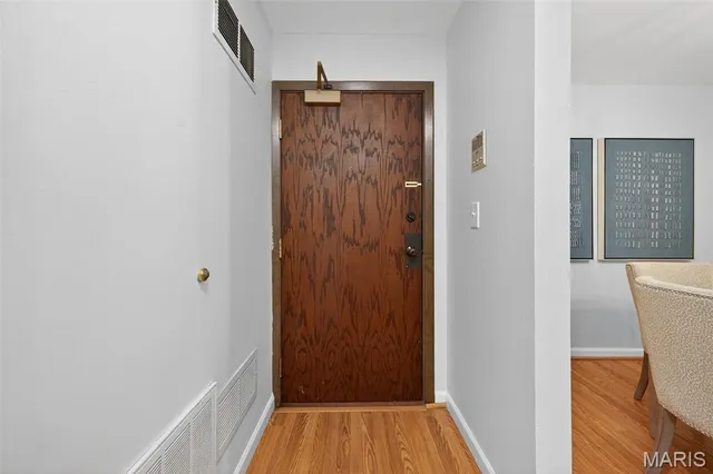 $182,900 | 950 East Rue De La Banque, Unit 202, Creve Coeur, MO 63141