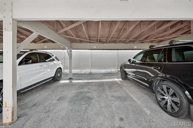 $179,900 | 950 East Rue De La Banque, Unit 202, Creve Coeur, MO 63141