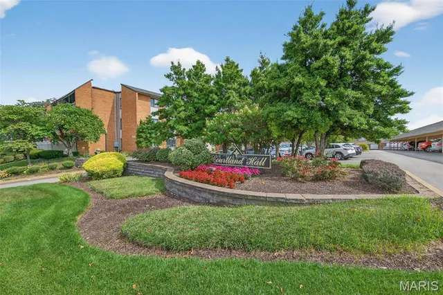 $179,900 | 950 East Rue De La Banque, Unit 202, Creve Coeur, MO 63141