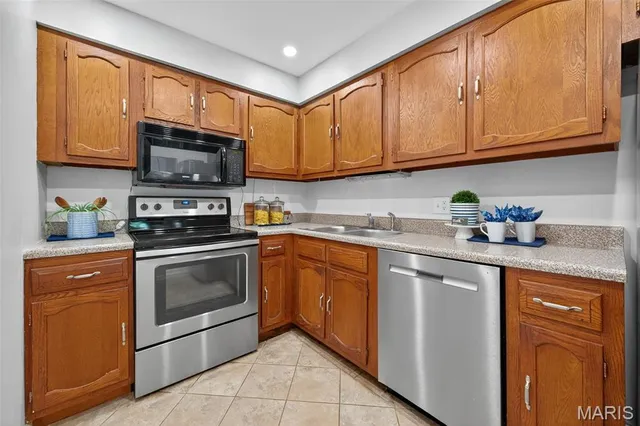 $182,900 | 950 East Rue De La Banque, Unit 202, Creve Coeur, MO 63141