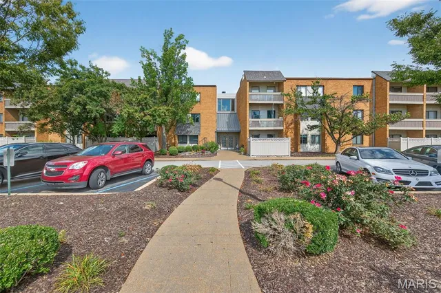 $179,900 | 950 East Rue De La Banque, Unit 202, Creve Coeur, MO 63141