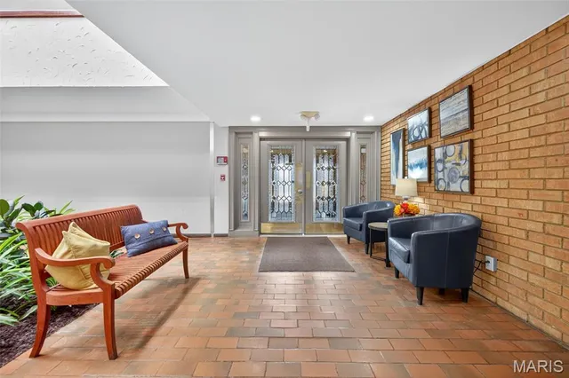 $179,900 | 950 East Rue De La Banque, Unit 202, Creve Coeur, MO 63141