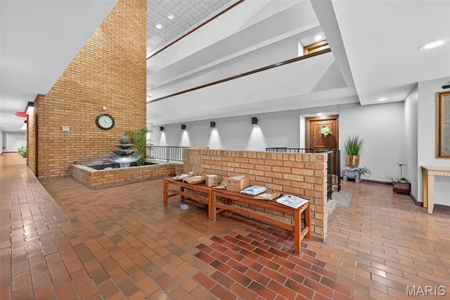 $179,900 | 950 East Rue De La Banque, Unit 202, Creve Coeur, MO 63141