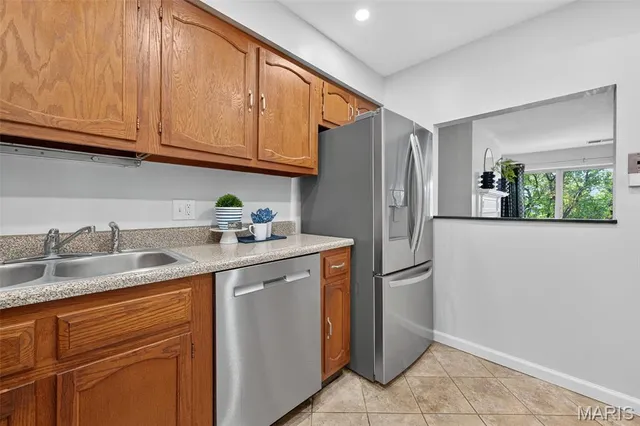 $182,900 | 950 East Rue De La Banque, Unit 202, Creve Coeur, MO 63141